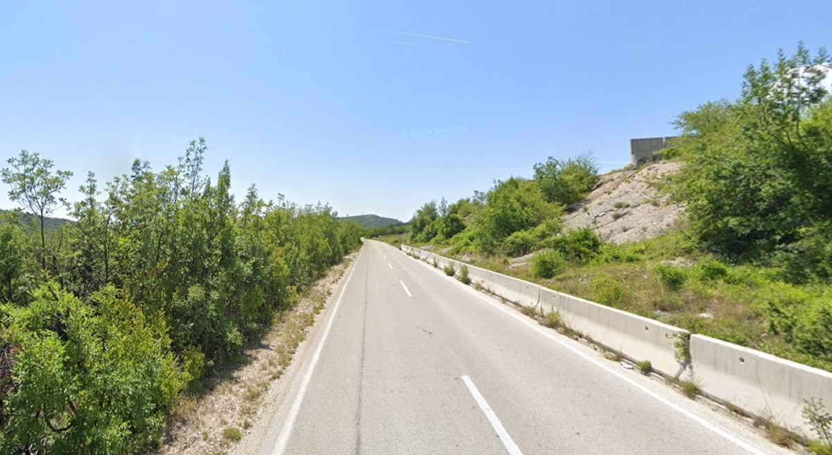 Kod Klisa se sudarili auto i dva motocikla. Vozači motocikala prevezeni u bolnicu