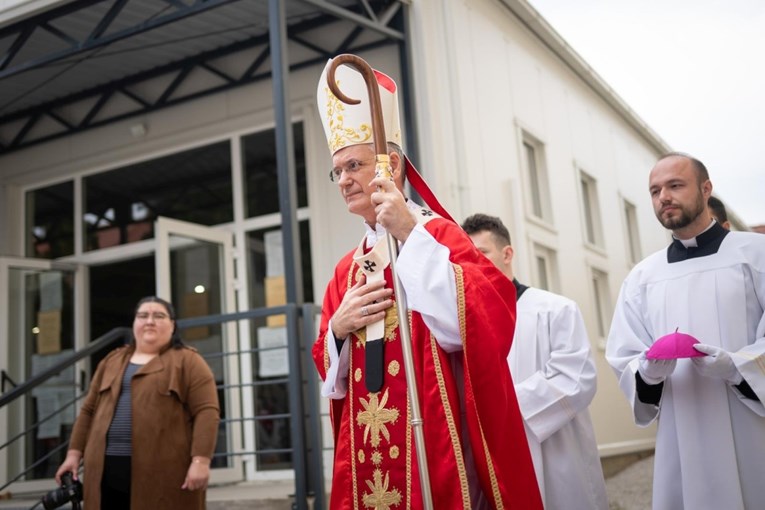 Nadbiskup Kutleša: Kristovo uskrsnuće i danas preobražava svijet
