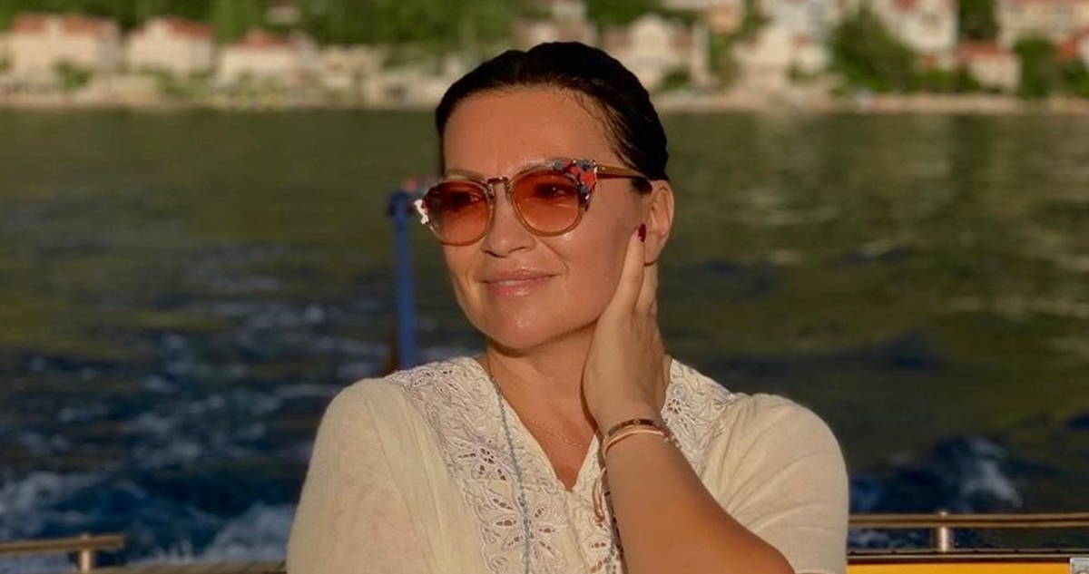 Nina Badrić javila se iz Crne Gore u bijeloj mini haljini, ljudi pišu: Kao djevojčica