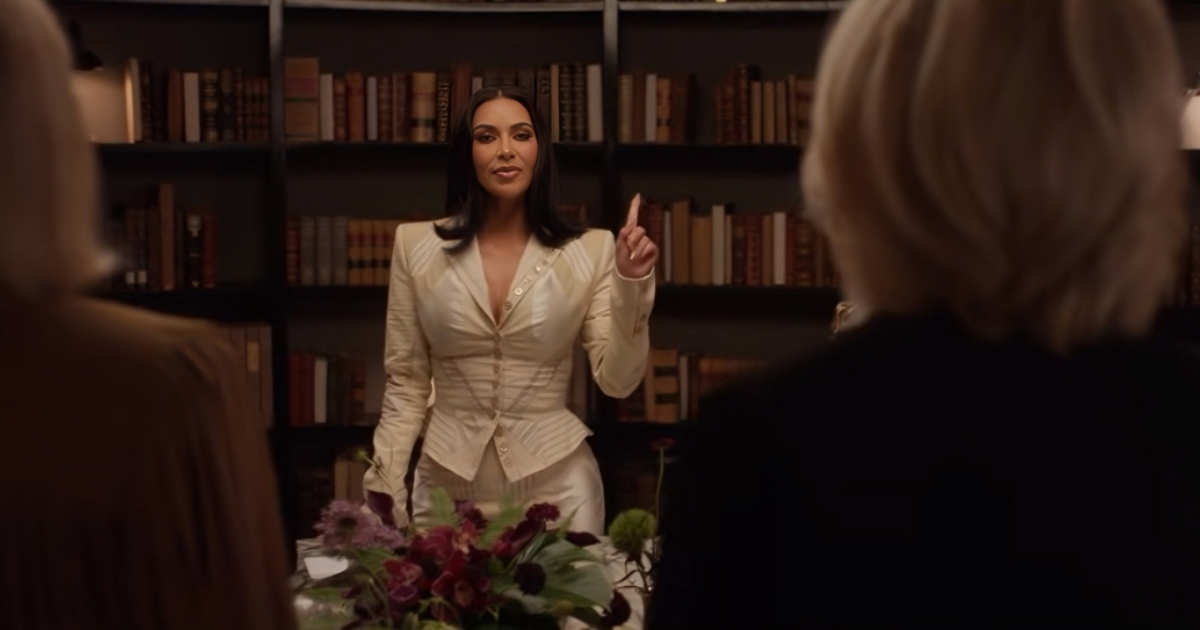 Kim Kardashian se u seriji sprda sama sa sobom, bacila foru na pad pravosudnog