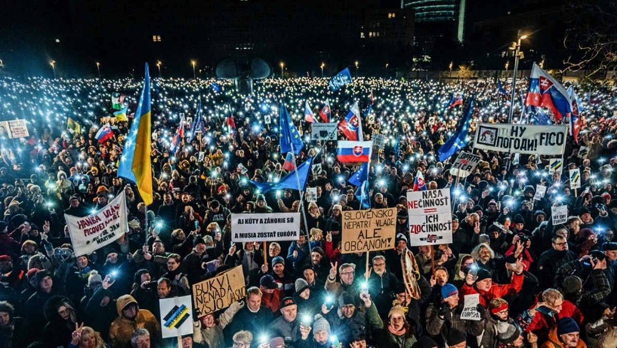 Tisuće Slovaka na ulicama. Prosvjeduju protiv vlade koja je dobra s Rusijom