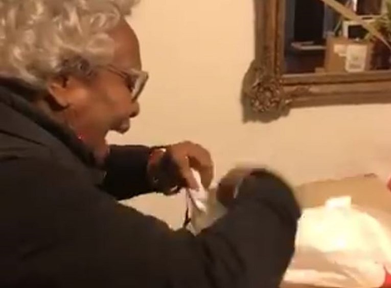 Reakcija bake na poklon koji je čekala 20 godina postala hit na internetu