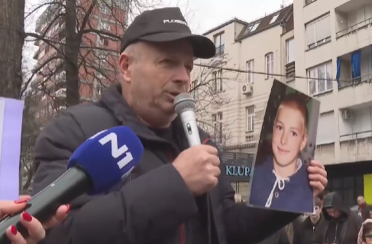 VIDEO Prosvjed u Sarajevu: "Za smrt sina sam kažnjen s 9.000 maraka"