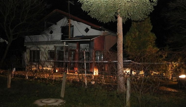 U Popovači pijan udario ženu sjekirom pa zapalio drvarnicu, vatra zahvatila kuću