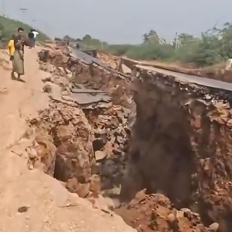 VIDEO Golemi rascjep nakon potresa u Mjanmaru. Pogledajte