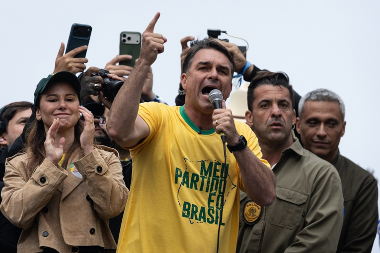 Bolsonarov sin ozbiljno prijeti brazilskom predsjedniku. Pred izbore su izjednačeni