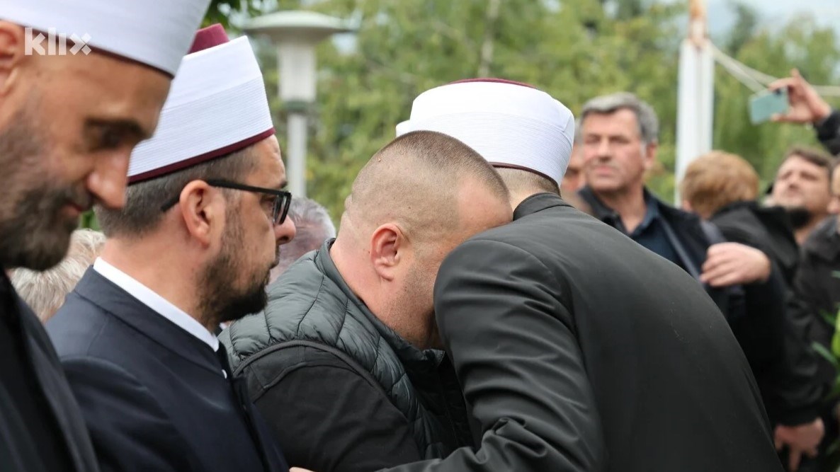 Efendija na groblju zagrlio Halidovog sina Dinu