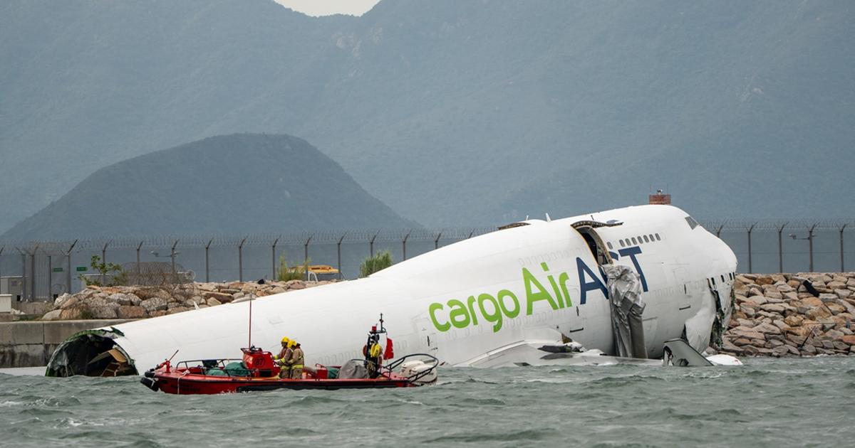 Teretni Boeing otklizao s piste u more u Hong Kongu. Usmrtio dvojicu radnika u autu
