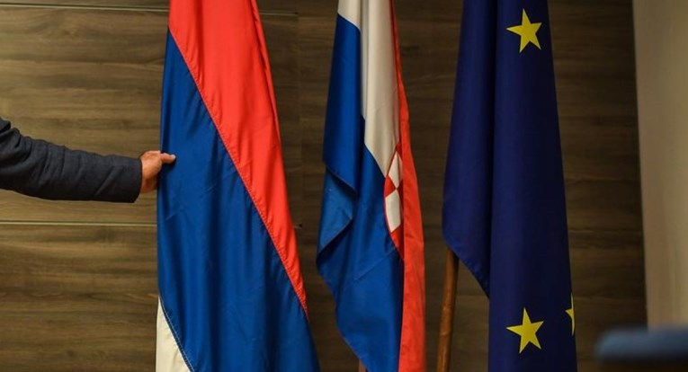 Mladić u Varaždinu uništio zastavu srpske zajednice, dobio kaznenu prijavu