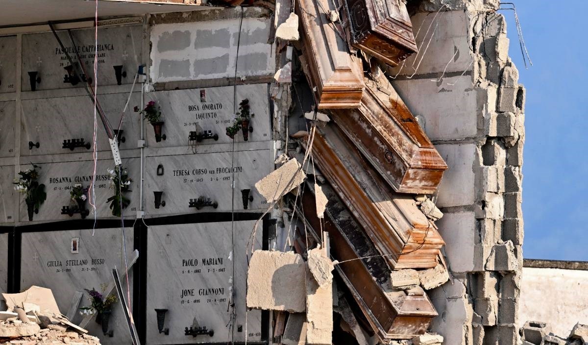 FOTO U Napulju se urušilo groblje, lijesovi visjeli s grobnice