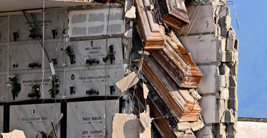 FOTO U Napulju se urušilo groblje, lijesovi visjeli s grobnice