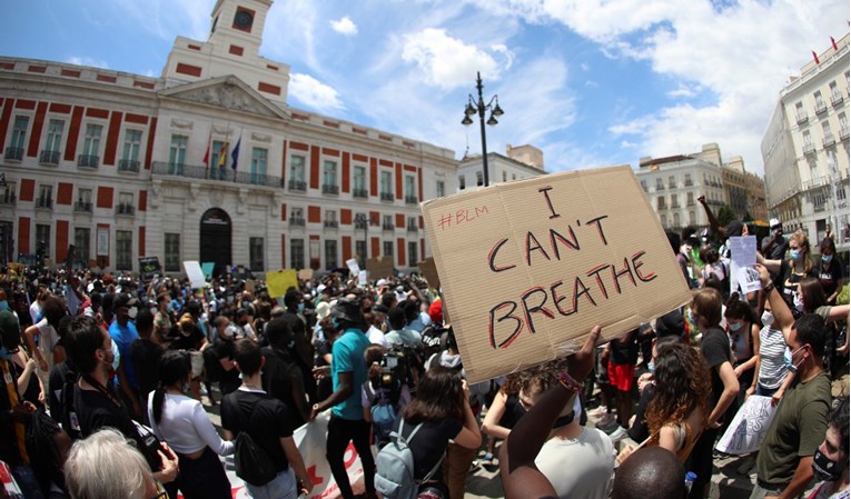Prosvjedi protiv rasizma šire se svijetom, okupljaju se na tisuće ljudi