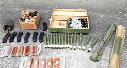 Tip policiji predao 31 ručnu bombu, 10 mina, 5 kg eksploziva, dva raketna bacača...