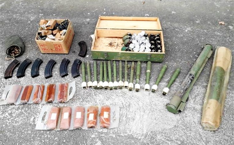 Tip policiji predao 31 ručnu bombu, 10 mina, 5 kg eksploziva, dva raketna bacača...