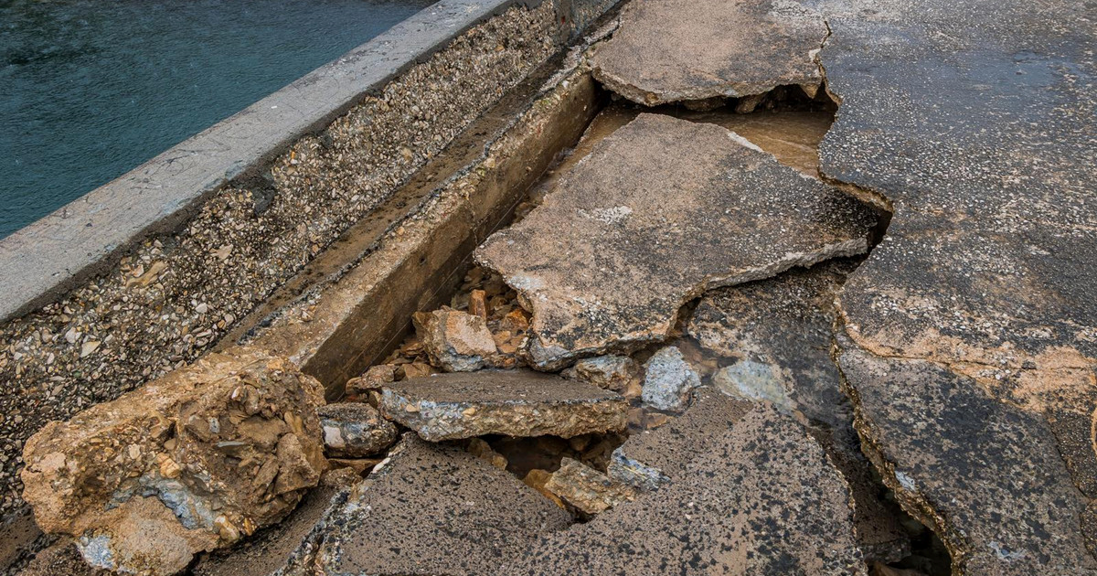 FOTO Riva u Kaštelima napukla na dva mjesta