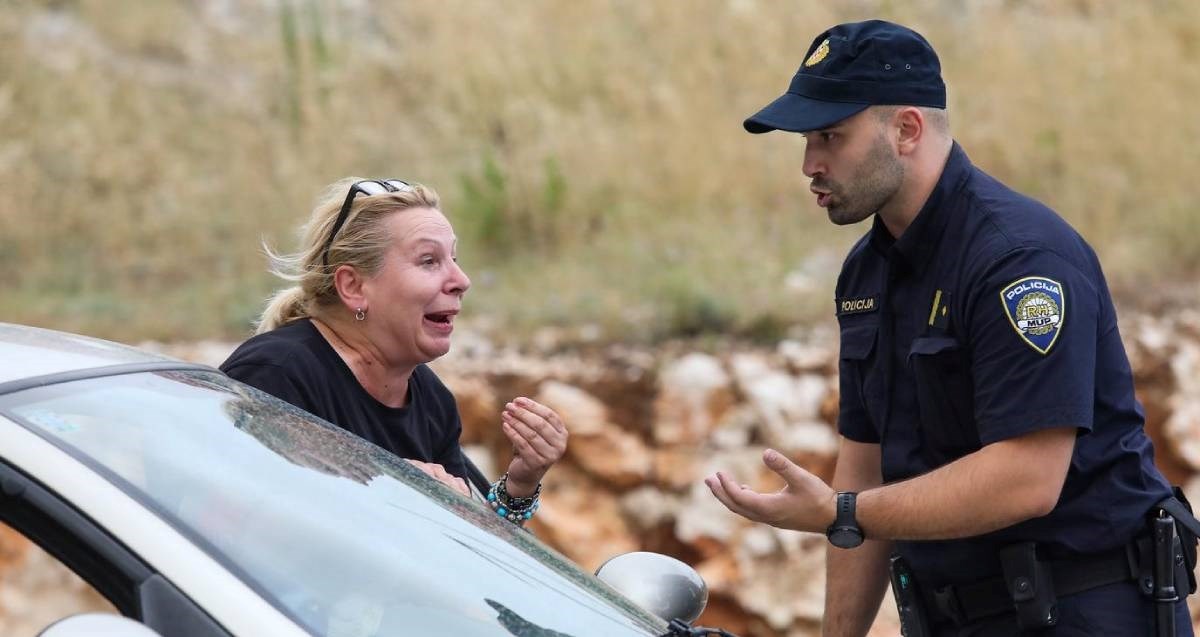 FOTO Policija zbog požara ne da vlasnicima do kuća kod Šibenika, jedna žena je očajna