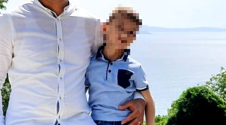 Detalji tragedije u Kninu: Dječak umro u autu, tata ga zaboravio ostaviti u vrtiću