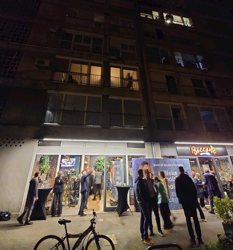 FOTO Netko je s prozora bacio vreću napunjenu vodom na stožer Marije Selak Raspudić