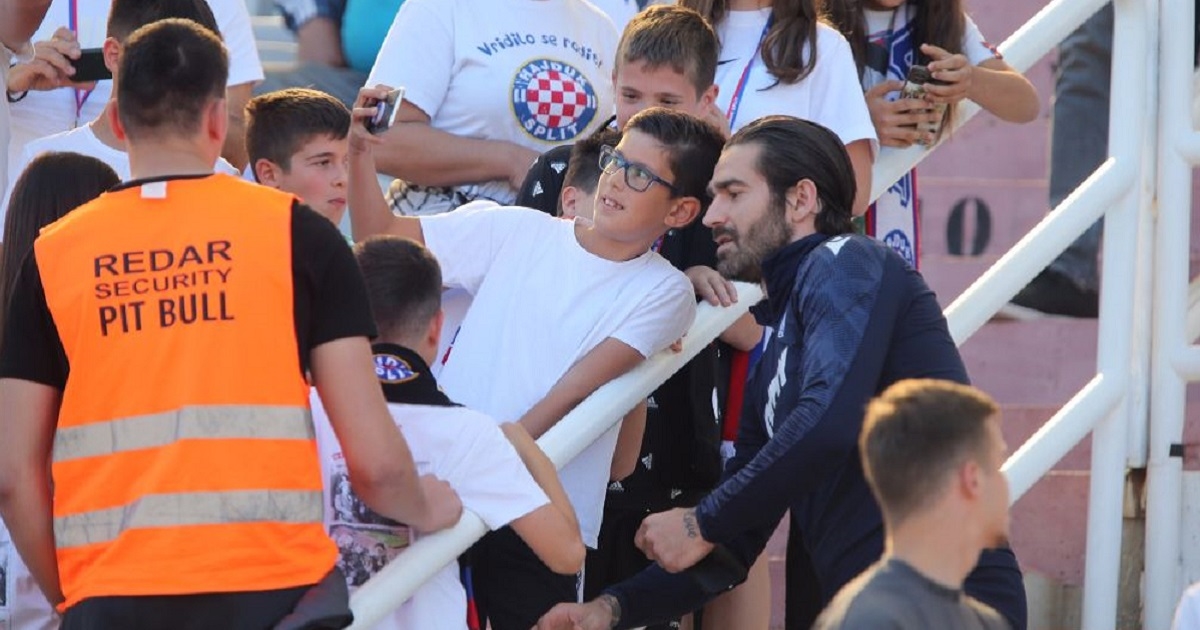 Livaja nije igrao. Mogao je samo gledati poraz Hajduka i slikati se s navijačima