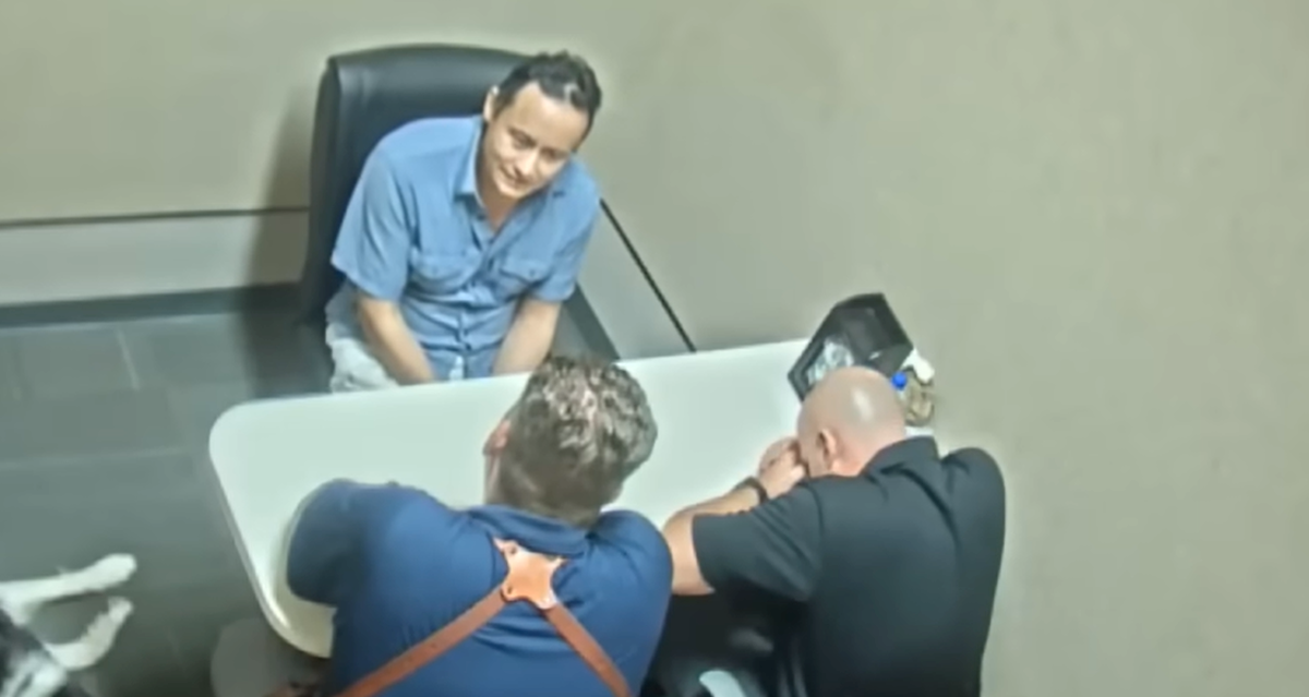Policija u SAD-u ga prisilila da prizna ubojstvo oca koji je bio živ. Dobio odštetu