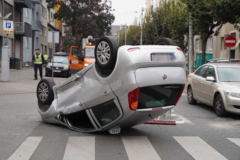 Teška prometna u Zagrebu, auto završio na krovu, jedna osoba ozlijeđena