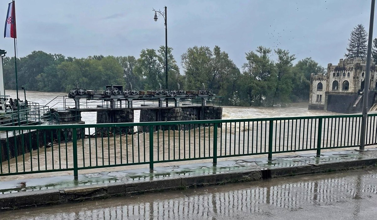 VIDEO U Ozlju poplavljene prometnice, polja, podrumi... Uskoro će poplaviti i most