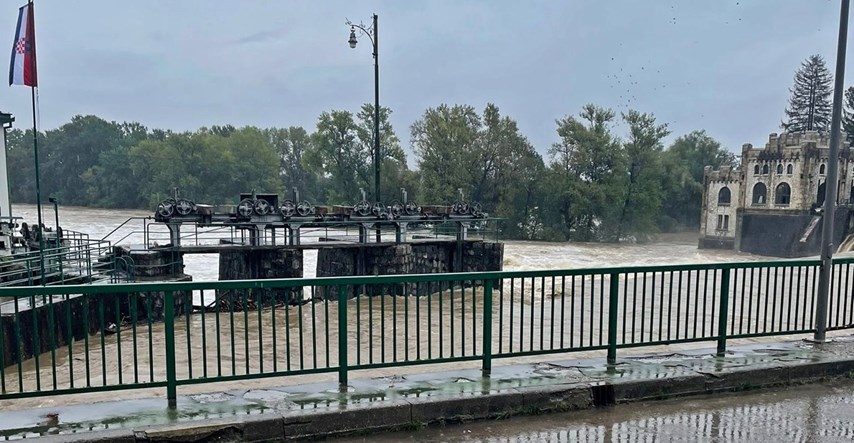 VIDEO U Ozlju poplavljene prometnice, polja, podrumi... Uskoro će poplaviti i most