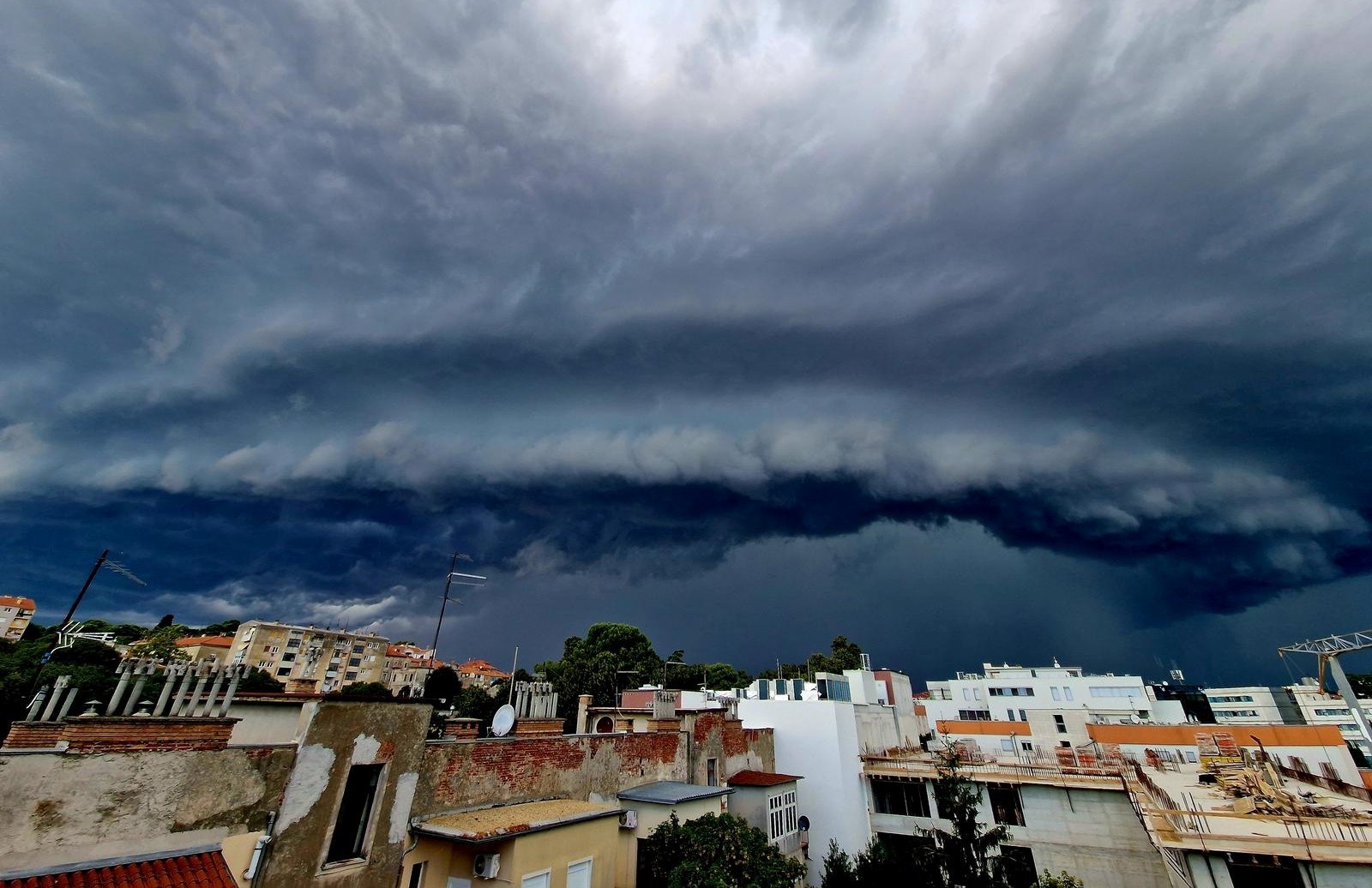 U Cijelu Hrvatsku Stiže Nevrijeme. Za Više Regija Upaljen Narančasti ...