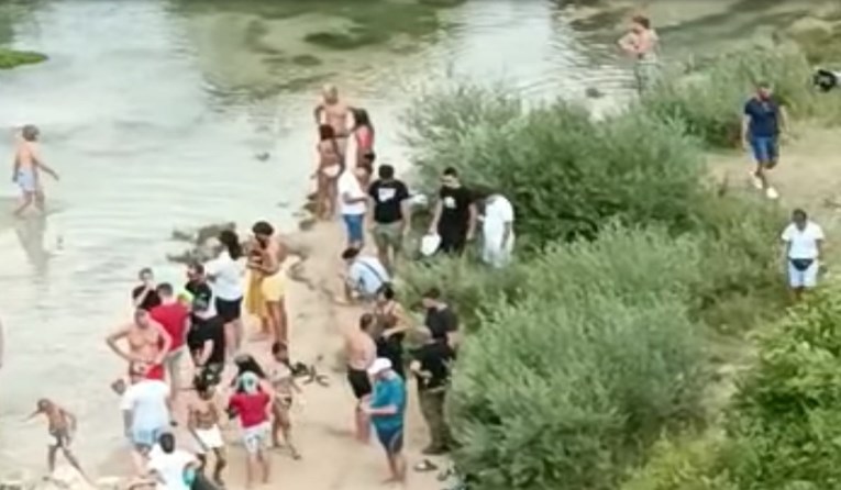 Vrličani: Nedopustivo je da se turisti kupaju na izvoru Cetine, to je naša pitka voda