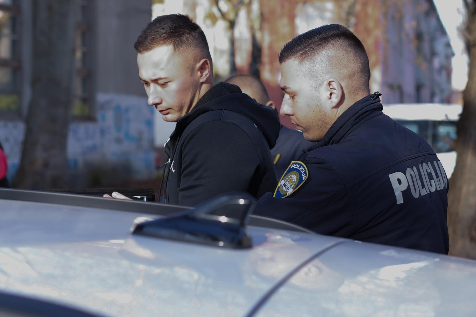 Istražuju policajce koji su vodili nasilnog vojnika na sud. Napravili veliku grešku?