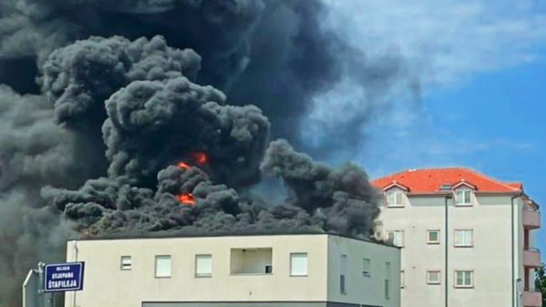 VIDEO Gorjela zgrada trgovačkog lanca u Kaštel Štafiliću, ima ozlijeđenih