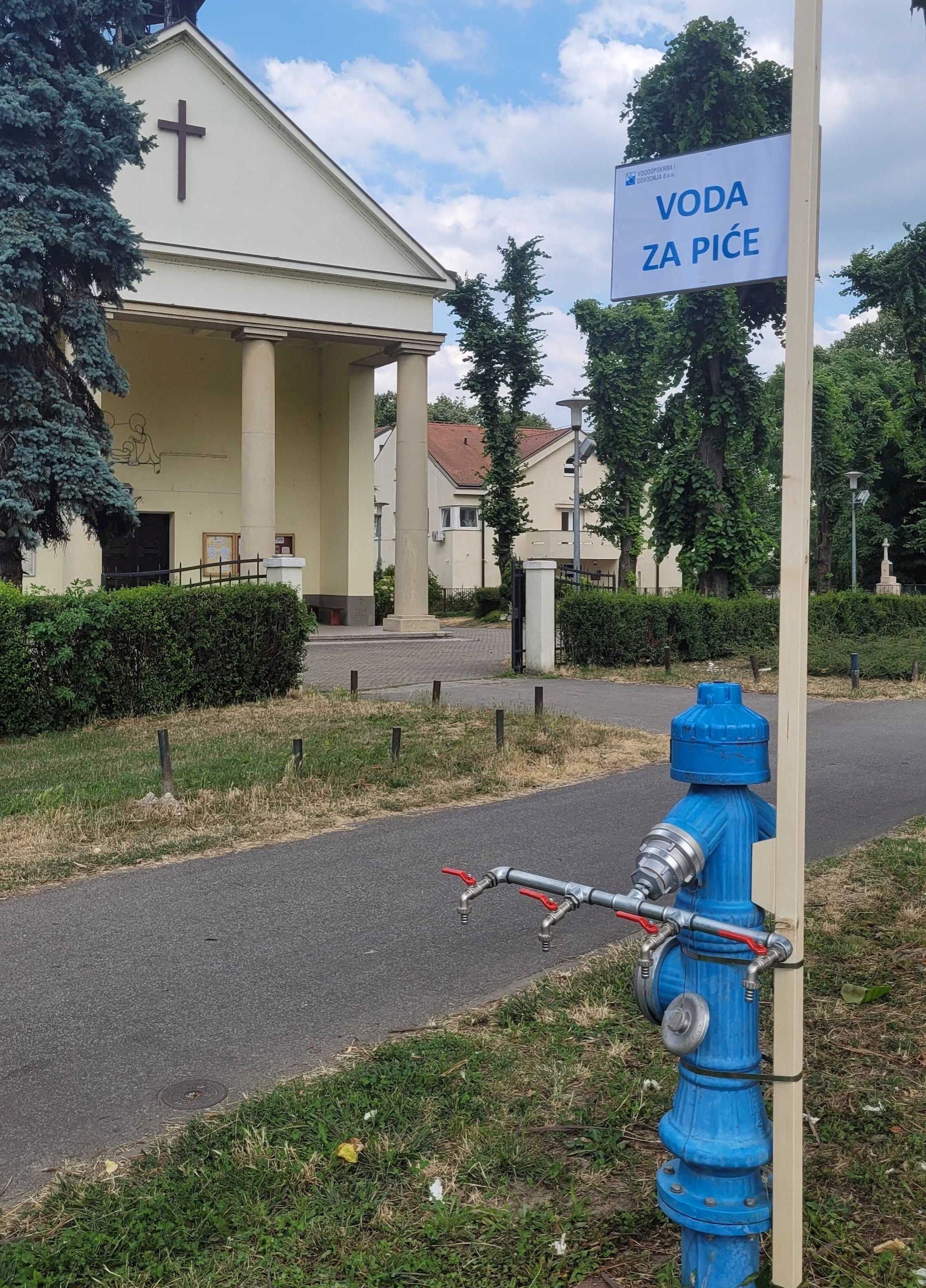 Iznad hidranta blizu Autobusnog kolodvora u Zagrebu piše: "Voda za piće"