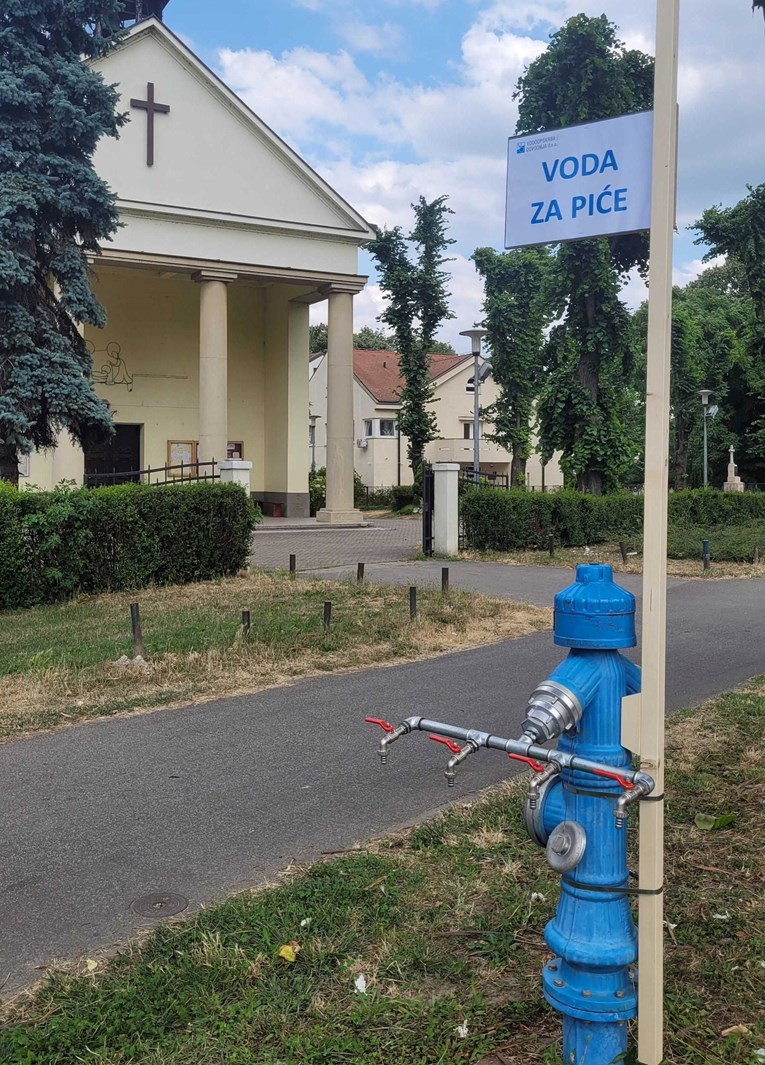 Iznad hidranta blizu Autobusnog kolodvora u Zagrebu piše: "Voda za piće"
