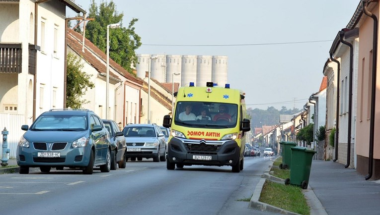 Vozilo hitne pod rotirkama naletjelo na auto u Bjelovaru. Ima ozlijeđenih