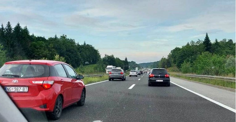 Velika gužva na autocesti prema Zagrebu, od Bosiljeva se vozi u koloni
