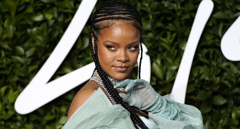 Rihanna pokorila crveni tepih u izdanju koje trebate pogledati sa svih strana