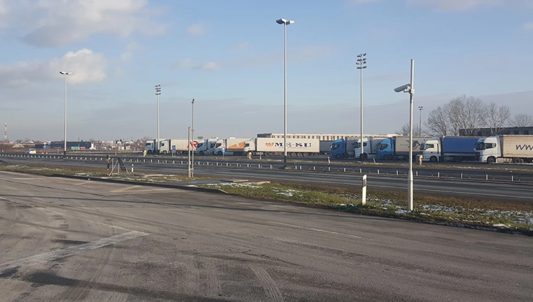 Zapalio se kamion na parkingu autoceste kod Sl. Broda, na terenu vatrogasci i hitna