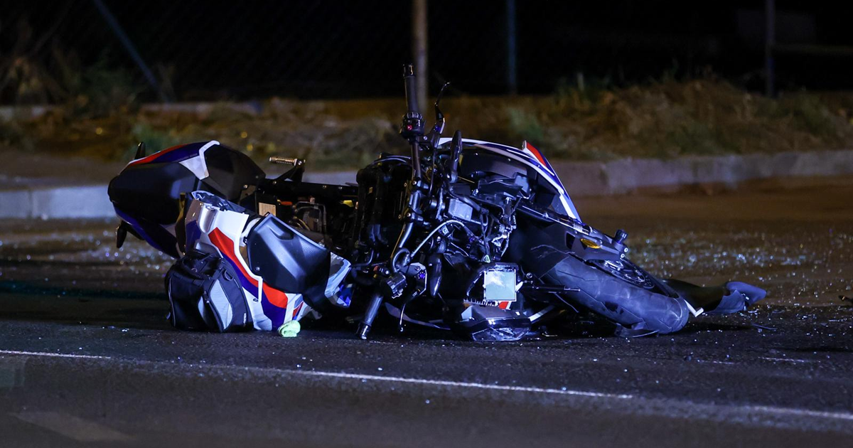 FOTO Motociklist teško ozlijeđen u Zagrebu. Kombi mu je oduzeo prednost