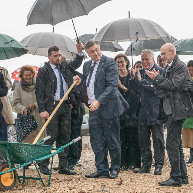 Plenković na kiši i s lopatom u ruci je sve što trebate vidjeti danas