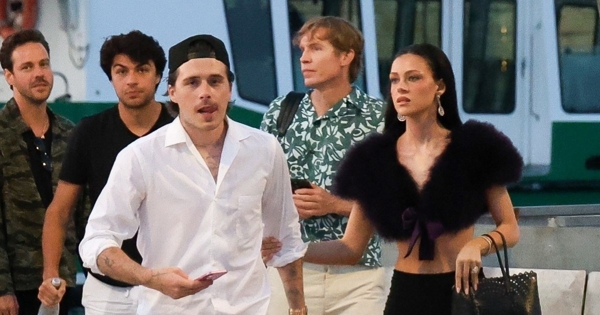 Brooklyn Beckham nosi čarape i sandale - i internet se sprda