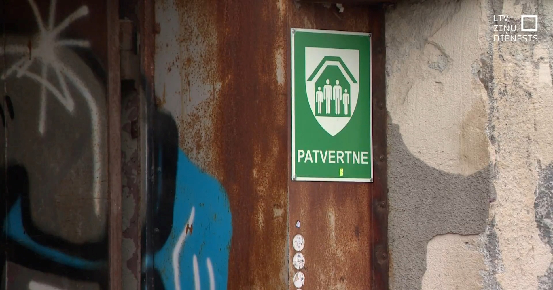 Zelene oznake na zgradama, gomilaju se zalihe. Latvija se priprema za rat