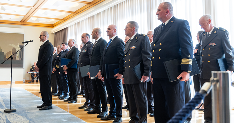 FOTO Milanović podijelio bodeže umirovljenim časnicima: "Vi ste ratna generacija"