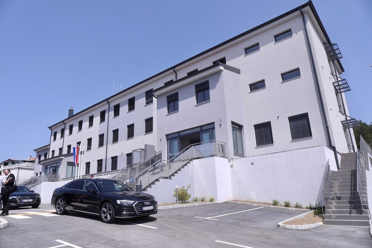 U policijskom pritvoru u Imotskom umro muškarac. Bio je drogiran