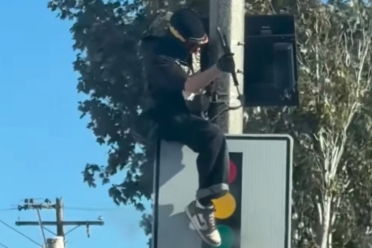 VIDEO Amerikanci se pobunili protiv kamera za tablice. Kradu ih, skidaju i razbijaju