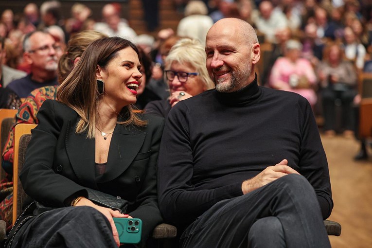 Viktorija i Dino Rađa snimljeni u Lisinskom, uhvaćeni su u simpatičnom trenutku