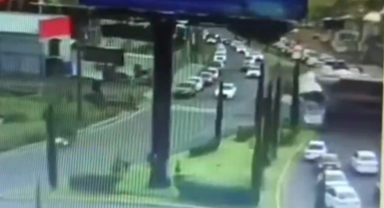 Vlak naletio na autobus u Mexico Cityju, najmanje osam mrtvih. Pojavila se snimka