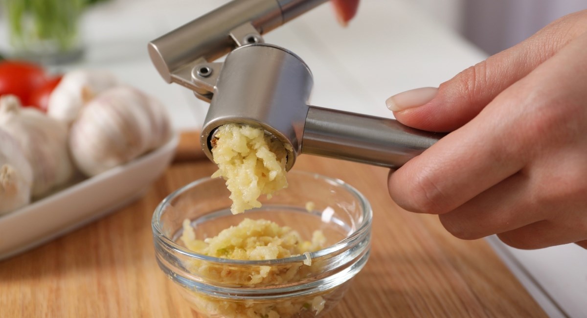 Savjeti za sjeckanje češnjaka: Kada koristiti prešu, a kada nož?