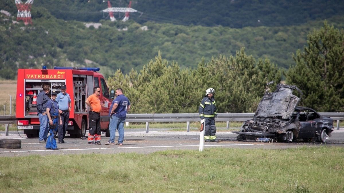Zbog prebrze vožnje se zabio u ogradu na autocesti kod Rijeke, BMW je cijeli izgorio