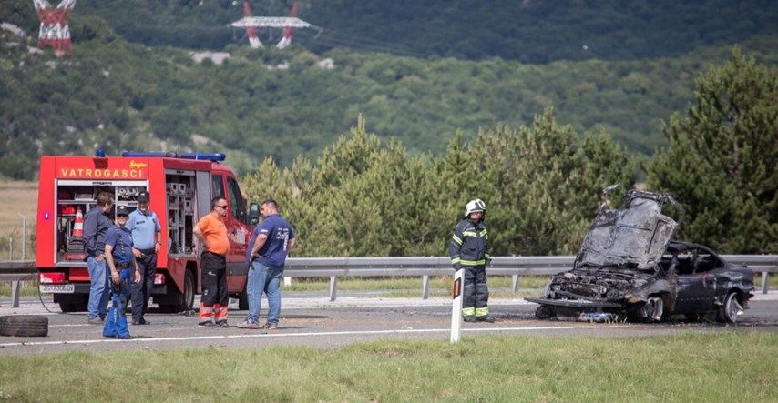 Zbog prebrze vožnje se zabio u ogradu na autocesti kod Rijeke, BMW je cijeli izgorio