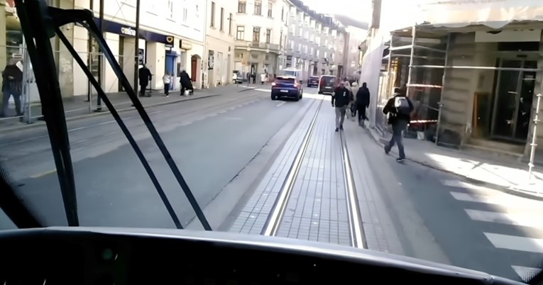 Vozač tramvaja pokazao zašto su slušalice u ušima opasne za djecu